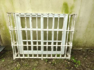 Reja de hierro blanca con ventana de aluminio