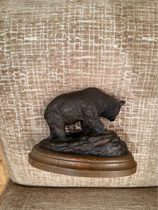 Figura Oso Bronce con Base Madera