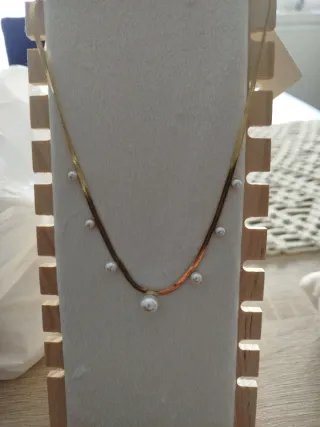 Gargantilla de acero con perlas