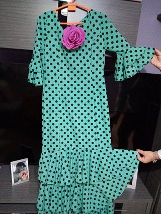 Traje de flamenca verde con lunares negros