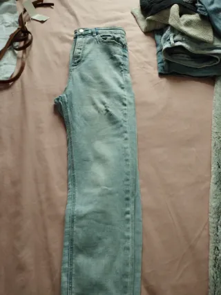 Pantalón vaquero Stradivarius azul talla 38