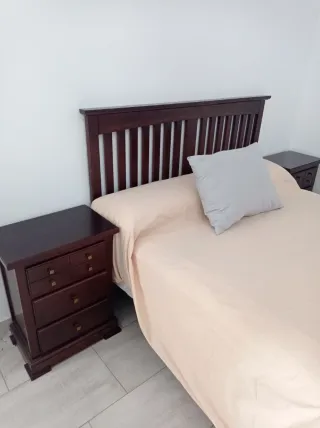 Dormitorio: cabecero, 2 mesitas, cómoda y espejo.