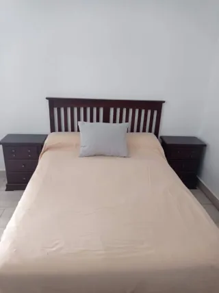 Dormitorio: cabecero, 2 mesitas, cómoda y espejo.