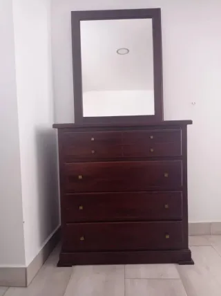 Dormitorio: cabecero, 2 mesitas, cómoda y espejo.