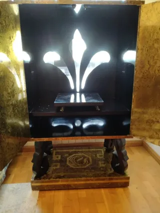 Armario multiusos negro y dorado