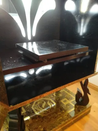 Armario multiusos negro y dorado