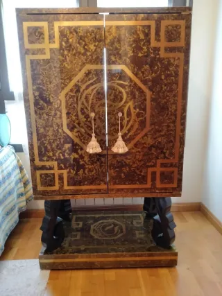 Armario multiusos negro y dorado