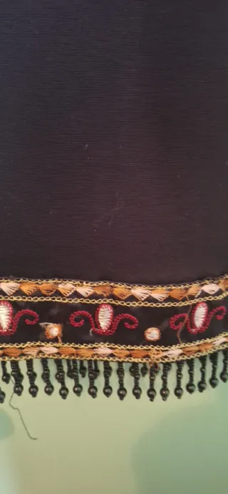 Pantaloni neri con decori oro