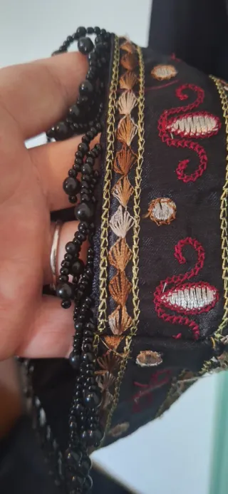 Pantaloni neri con decori oro