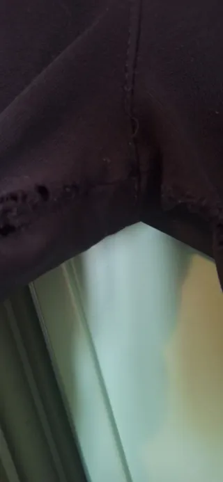 Pantaloni neri con decori oro