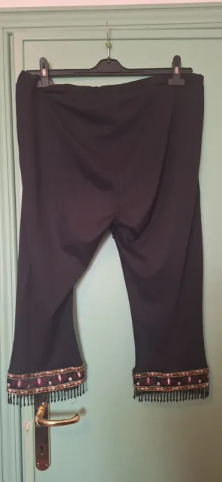 Pantaloni neri con decori oro