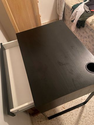 Escritorio negro con cajón