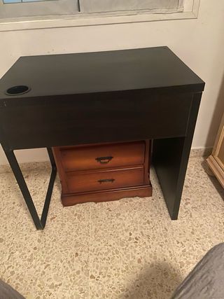 Escritorio negro con cajón