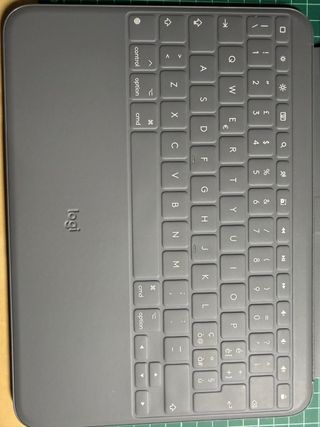 iPad 10ª Gen 11 64GB Gris con funda logited