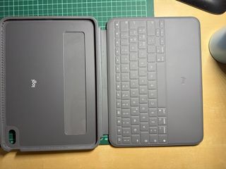 iPad 10ª Gen 11 64GB Gris con funda logited