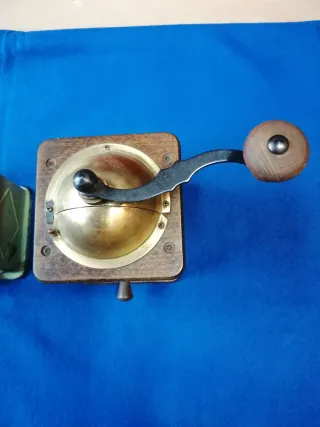 Molino de café antiguo rojo Elma verde y Madera