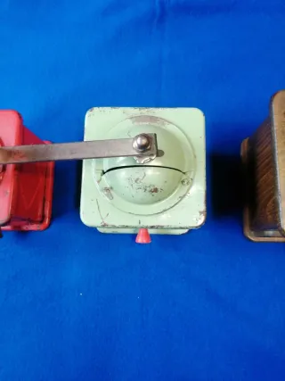 Molino de café antiguo rojo Elma verde y Madera