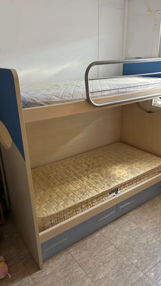 Cama litera con colchones