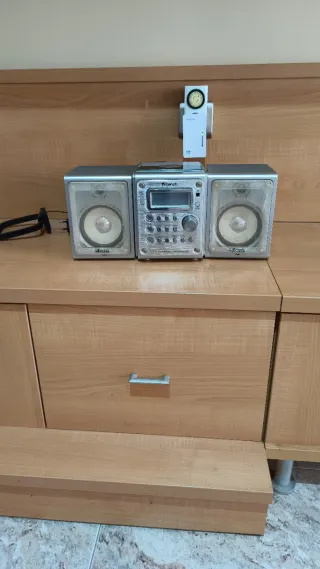 Equipo de música iBench con altavoces