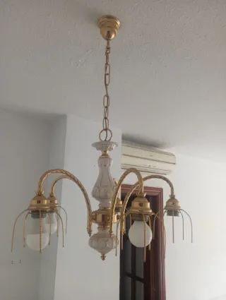 Lámpara de techo dorada y blanca