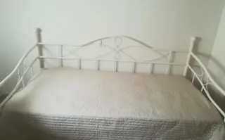 Cama de metal blanca y beige