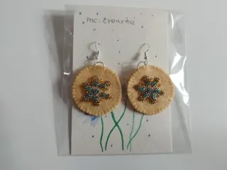 Pendientes artesanales beige y dorado