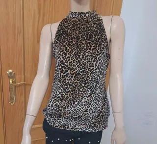Blusa leopardo + tacones beige