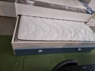 Cama nido blanca y azul