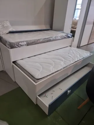Cama nido blanca y azul
