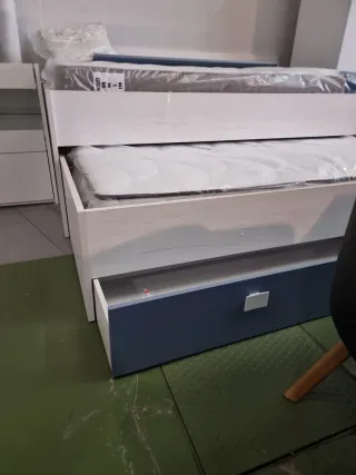 Cama nido blanca y azul