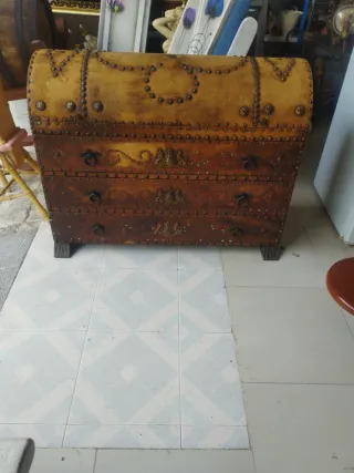 Baúl antiguo de madera y metal