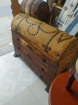 Baúl antiguo de madera y metal