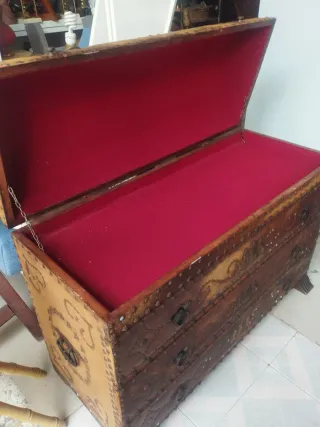 Baúl antiguo de madera y metal