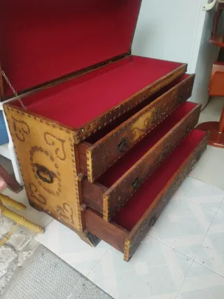 Baúl antiguo de madera y metal