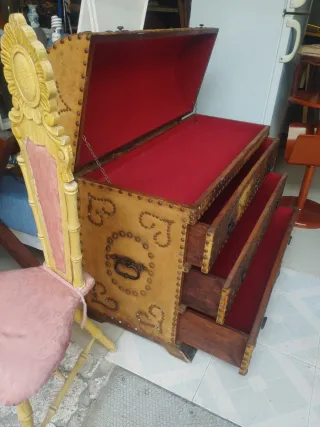 Baúl antiguo de madera y metal