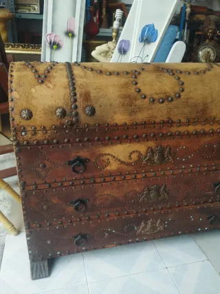 Baúl antiguo de madera y metal
