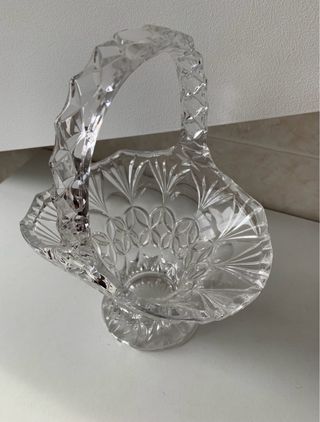 Jarrón de cristal tallado con asa