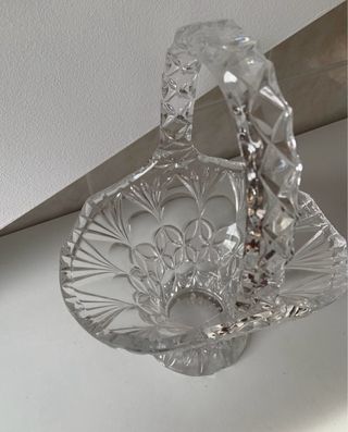 Jarrón de cristal tallado con asa