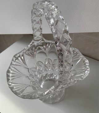 Jarrón de cristal tallado con asa