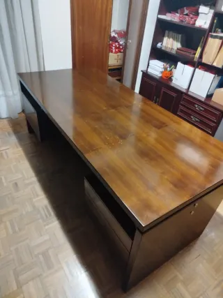 Escritorio de madera maciza de nogal