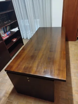 Escritorio de madera maciza de nogal