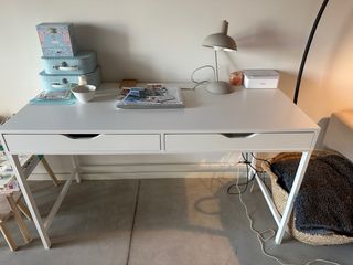 Escritorio blanco con cajones. IKEA ALEX