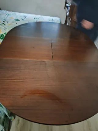 Mesa redonda de madera