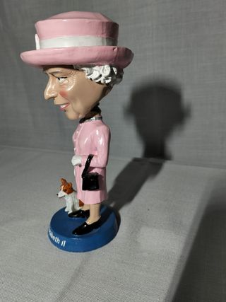 Regina Elisabetta II con Corgi