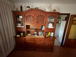 Mueble de madera con vitrina