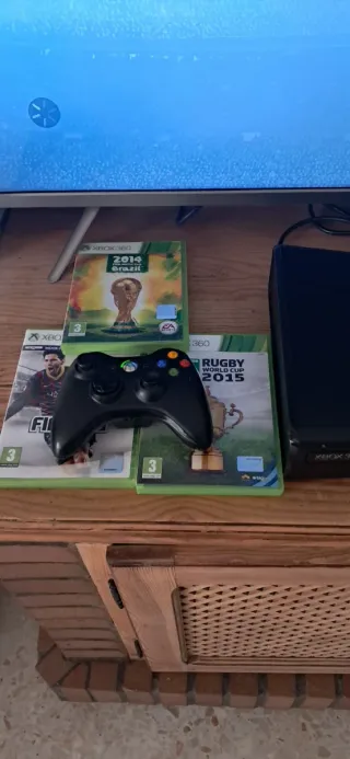Xbox 360 Slim Negra + Mando y Juegos+4GB memoria.