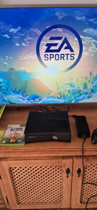 Xbox 360 Slim Negra + Mando y Juegos+4GB memoria.