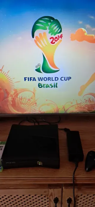 Xbox 360 Slim Negra + Mando y Juegos+4GB memoria.