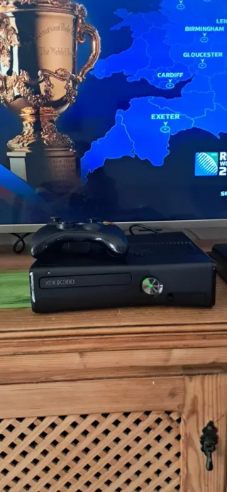 Xbox 360 Slim Negra + Mando y Juegos+4GB memoria.