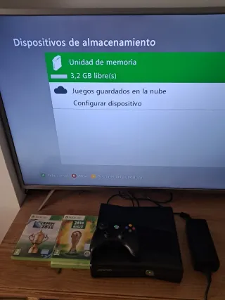 Xbox 360 Slim Negra + Mando y Juegos+4GB memoria.